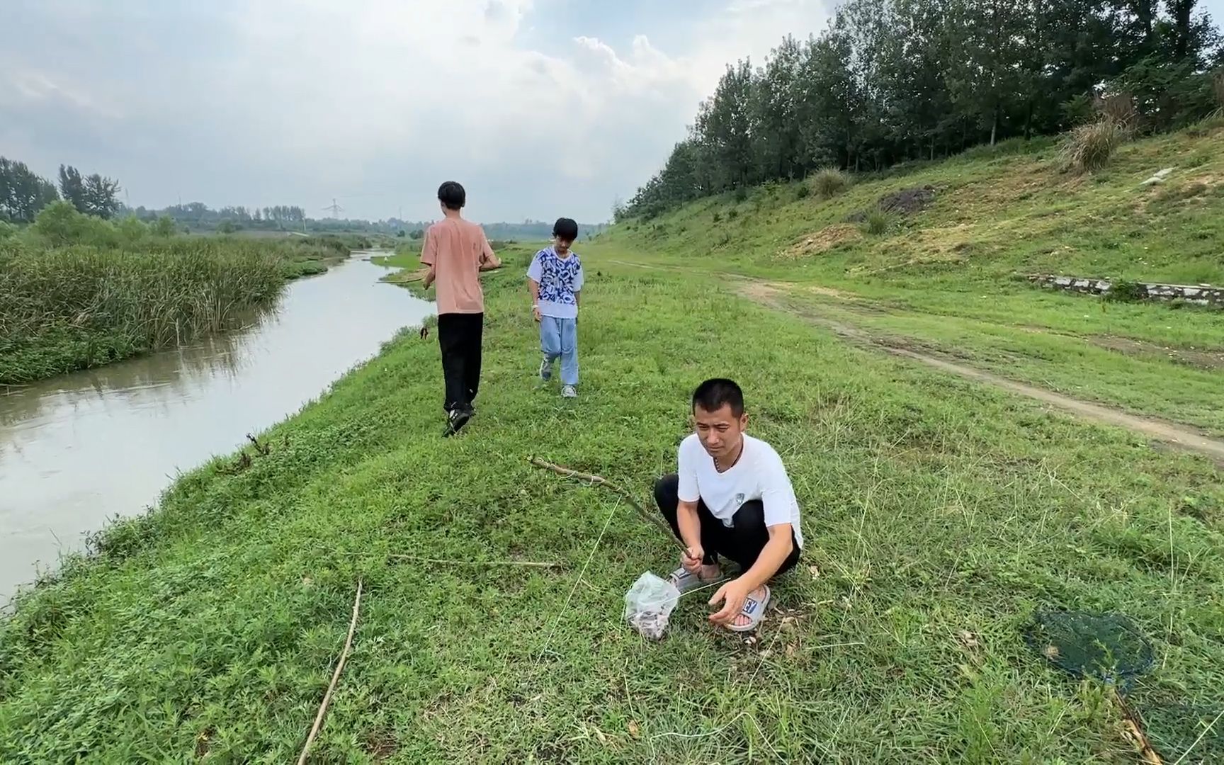 [图]放假了儿子的小表叔来家里玩，小伙带他们去钓龙虾，看看收获咋样