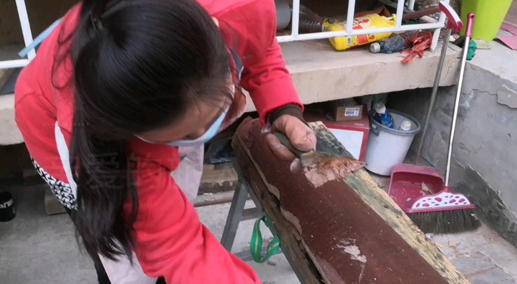 古琴鹿角霜大漆刮灰胎斫琴师崔子在教女学生斫琴