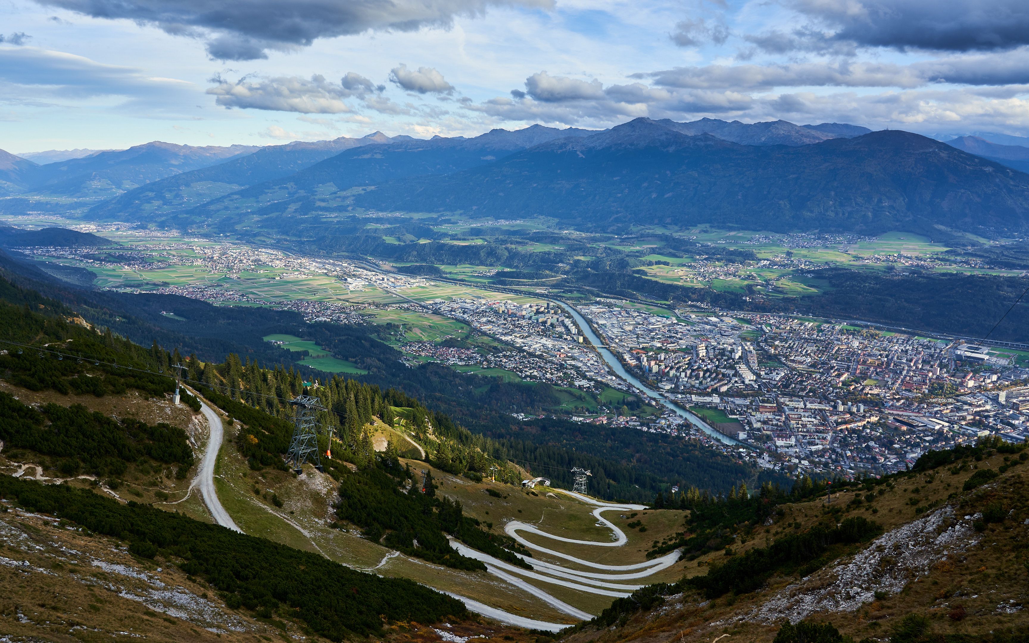 做缆车到nordkette山山顶看因斯布鲁克城市