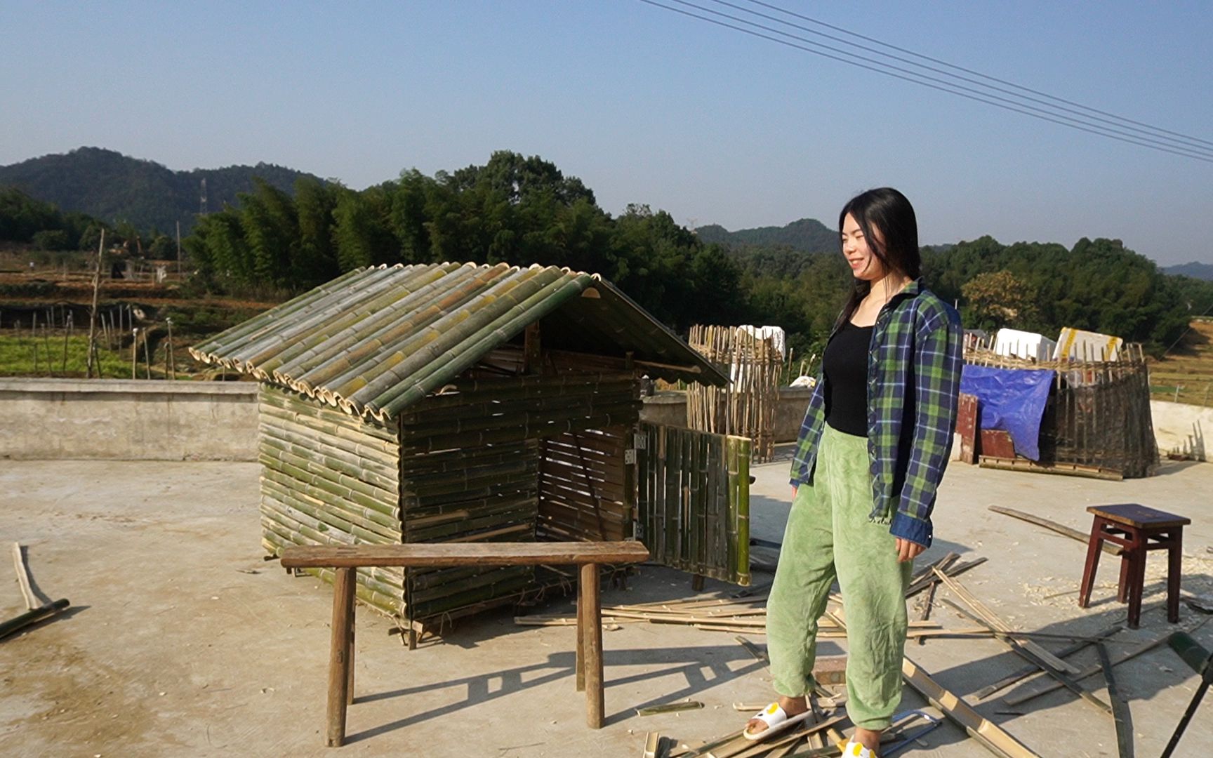 历时几天小竹棚搭建完成,亚兰吐槽门装反了,不过整体效果挺满意_哔哩