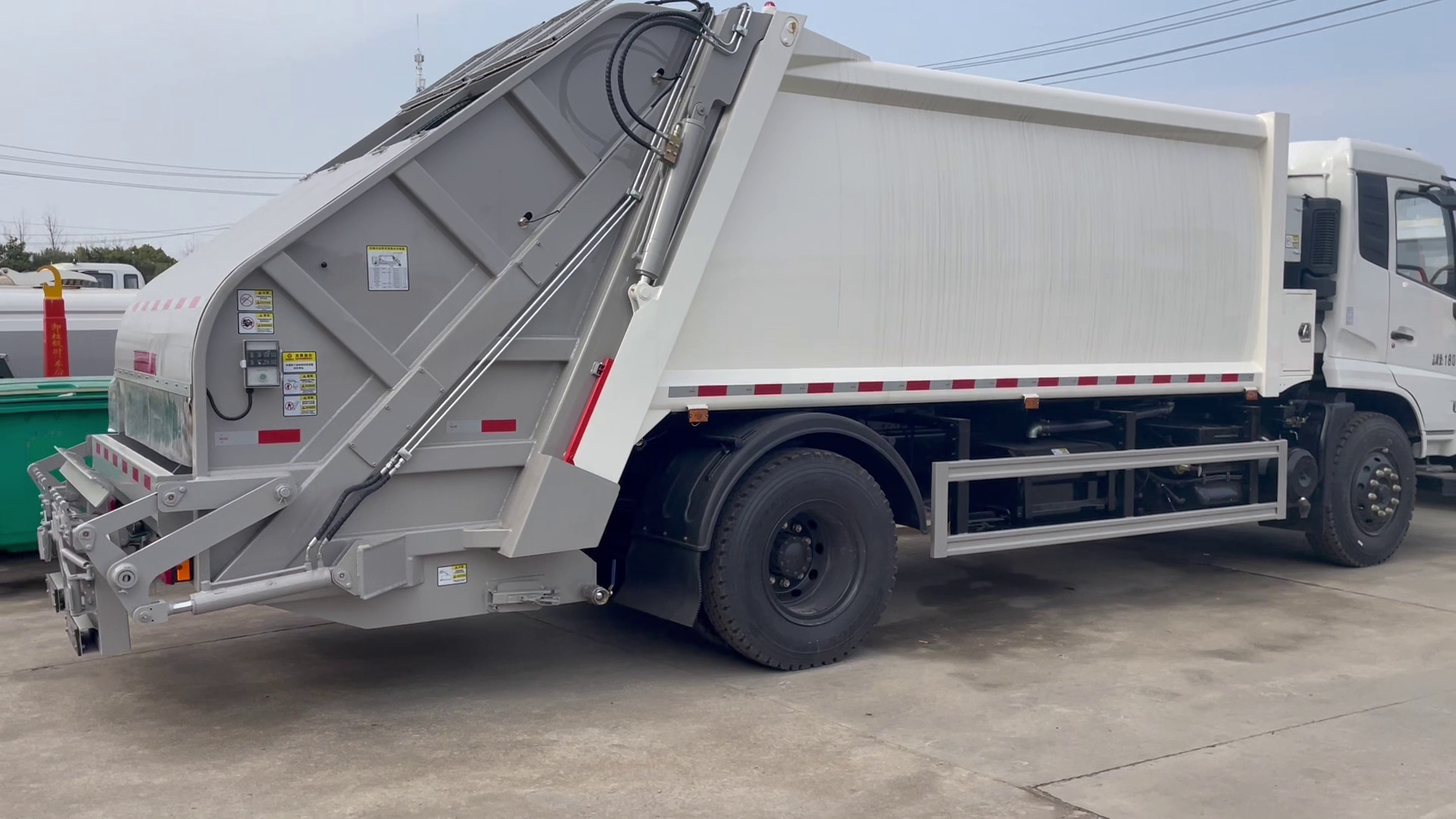 东风天锦国六12-14方后装挂桶压缩式垃圾车-康明斯230马力发动机