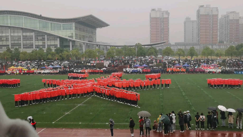 [图]长沙理工大学运动会开幕式 大型旗舞表演 超震撼现场！