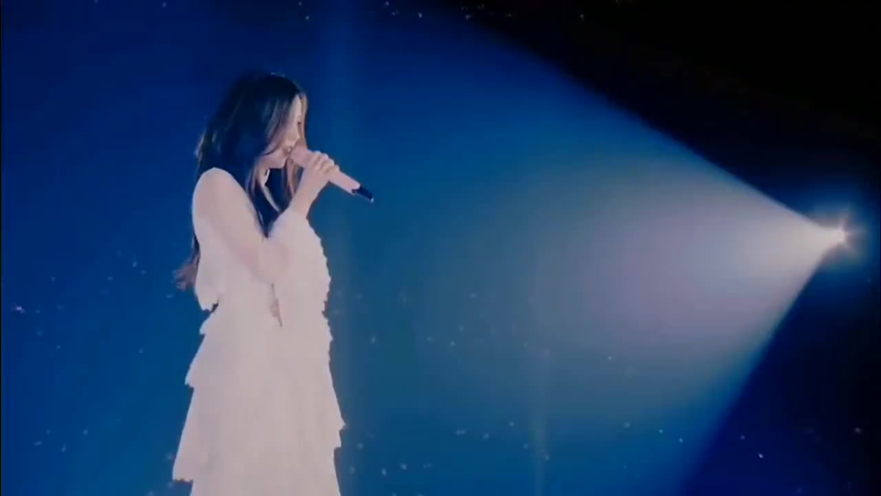 blackpink成员jisoo仙女裙高跟鞋清冷音还有谁说她唱歌不行的