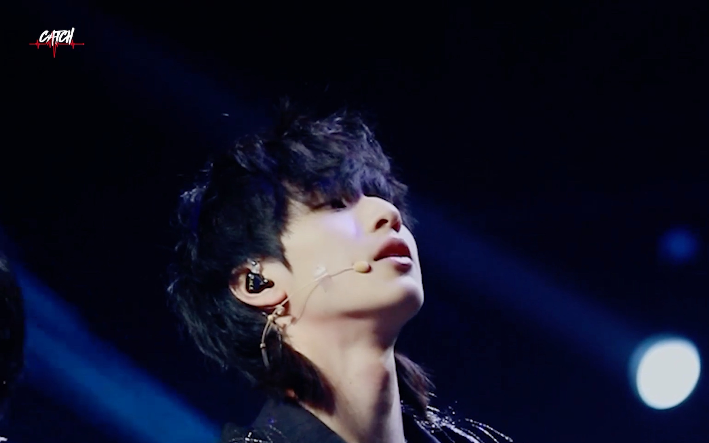 未成年烟嗓小男生为何如此会扭 星球坠落 屋顶着火双视角