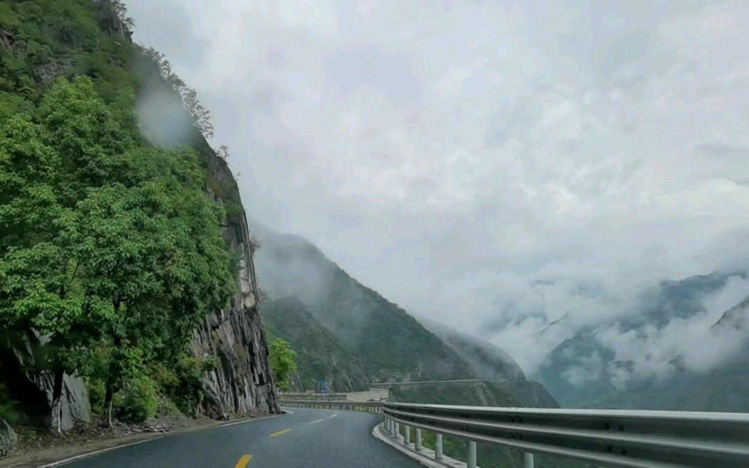 544国道的雨天美景 阿坝九寨沟路线