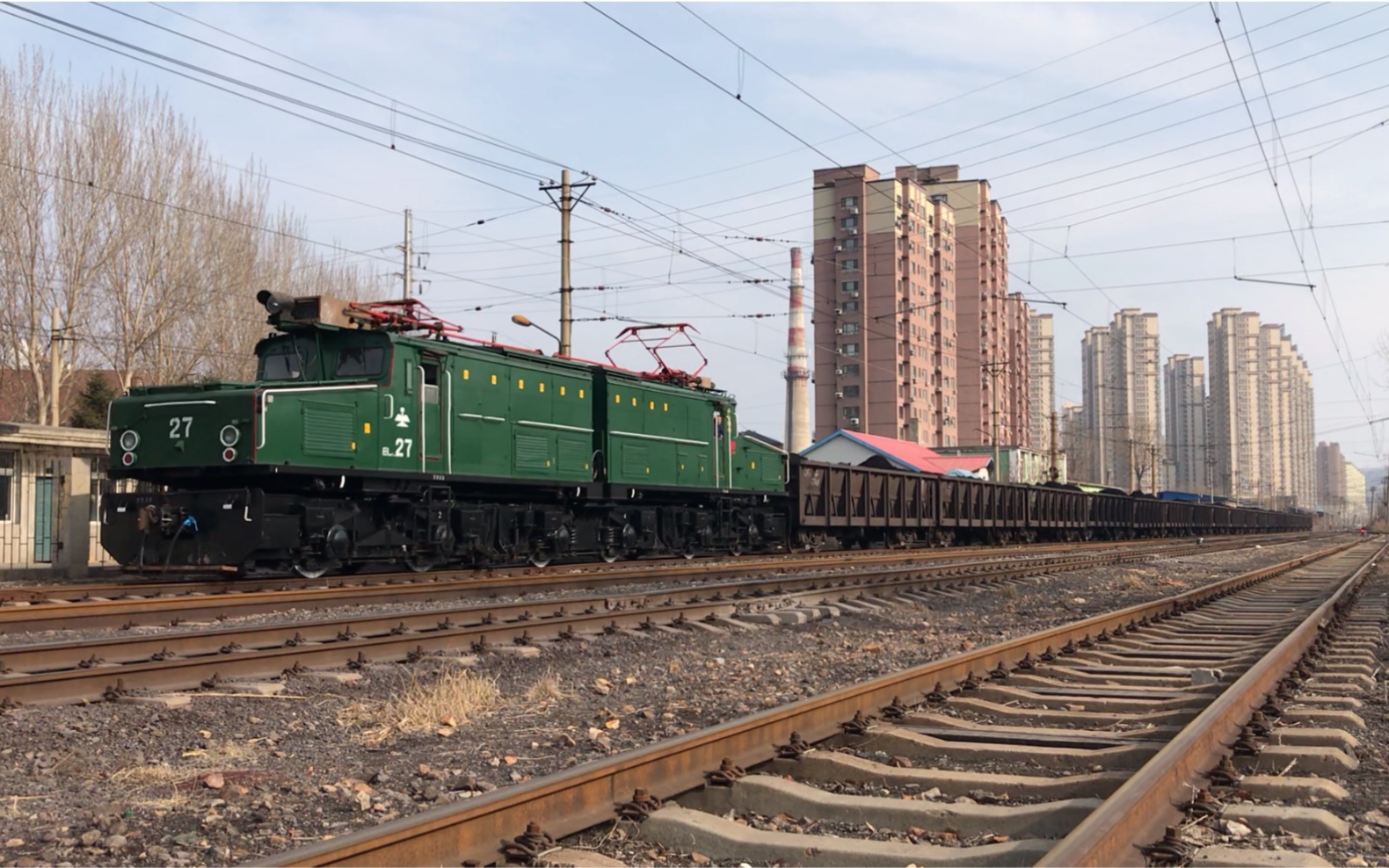 鞍钢四方台车站el1型电力机车牵引鞍钢cf60型敞车通过