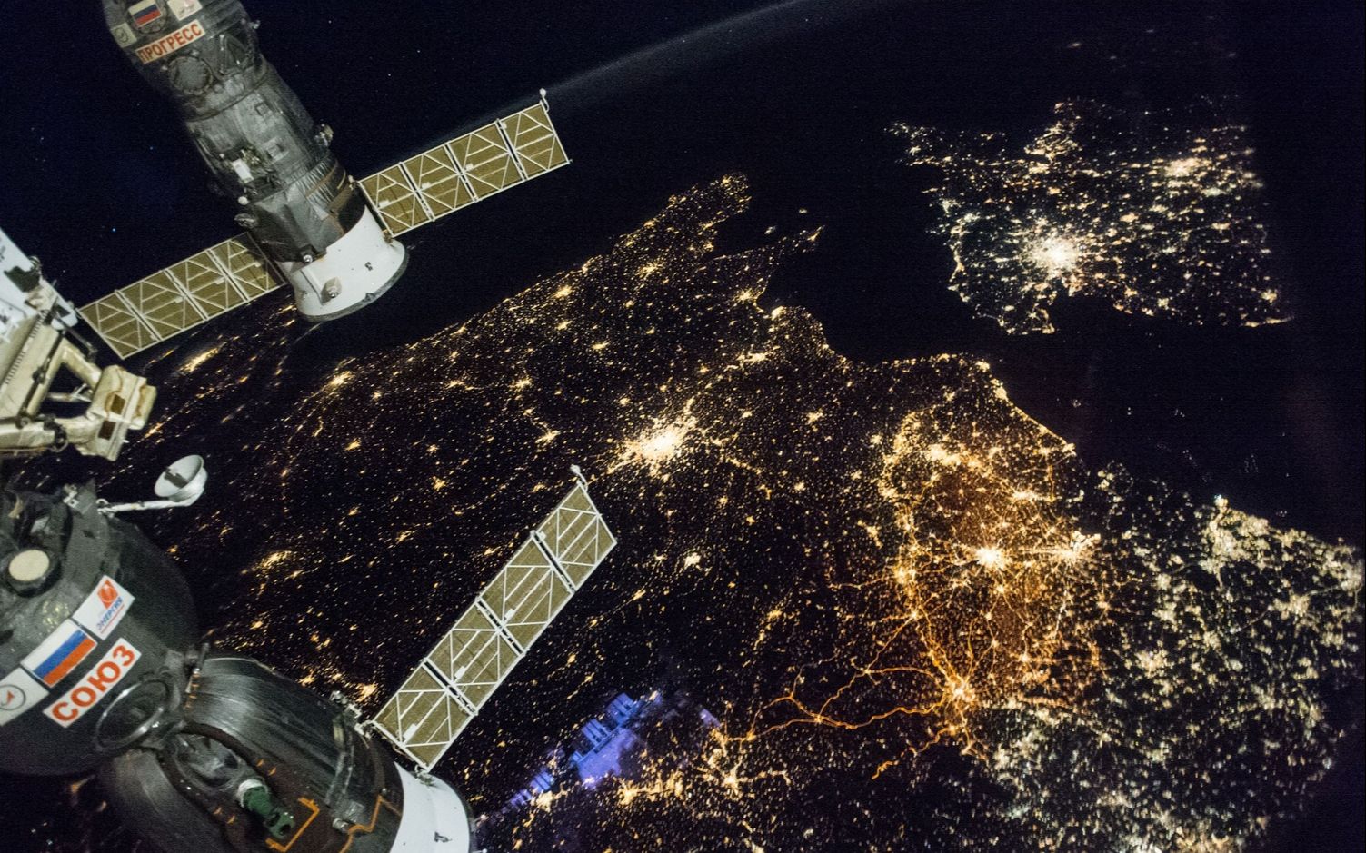 从空间站看地球欧洲城市夜景灯光