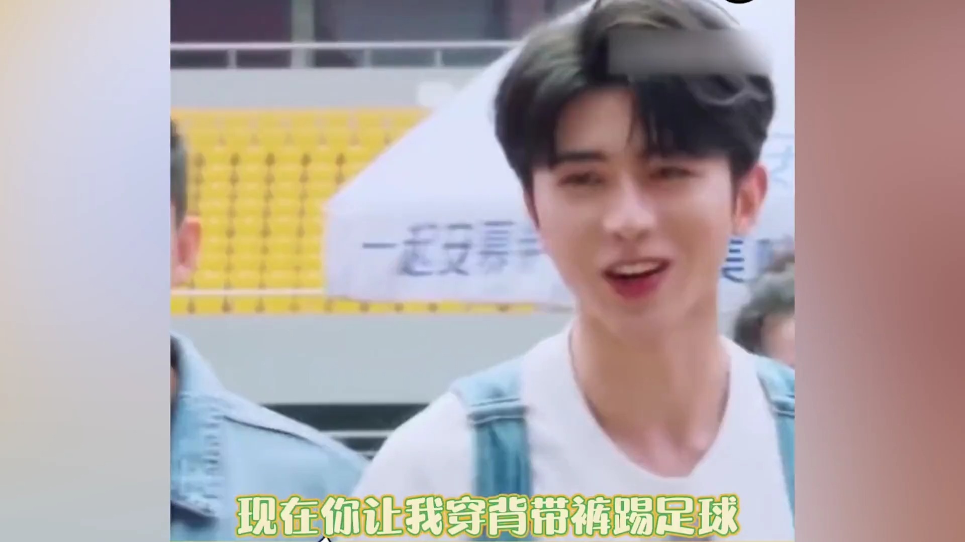 蔡徐坤采访时嘴唇突然"变形",紧急捂嘴,网友:整容后遗症?