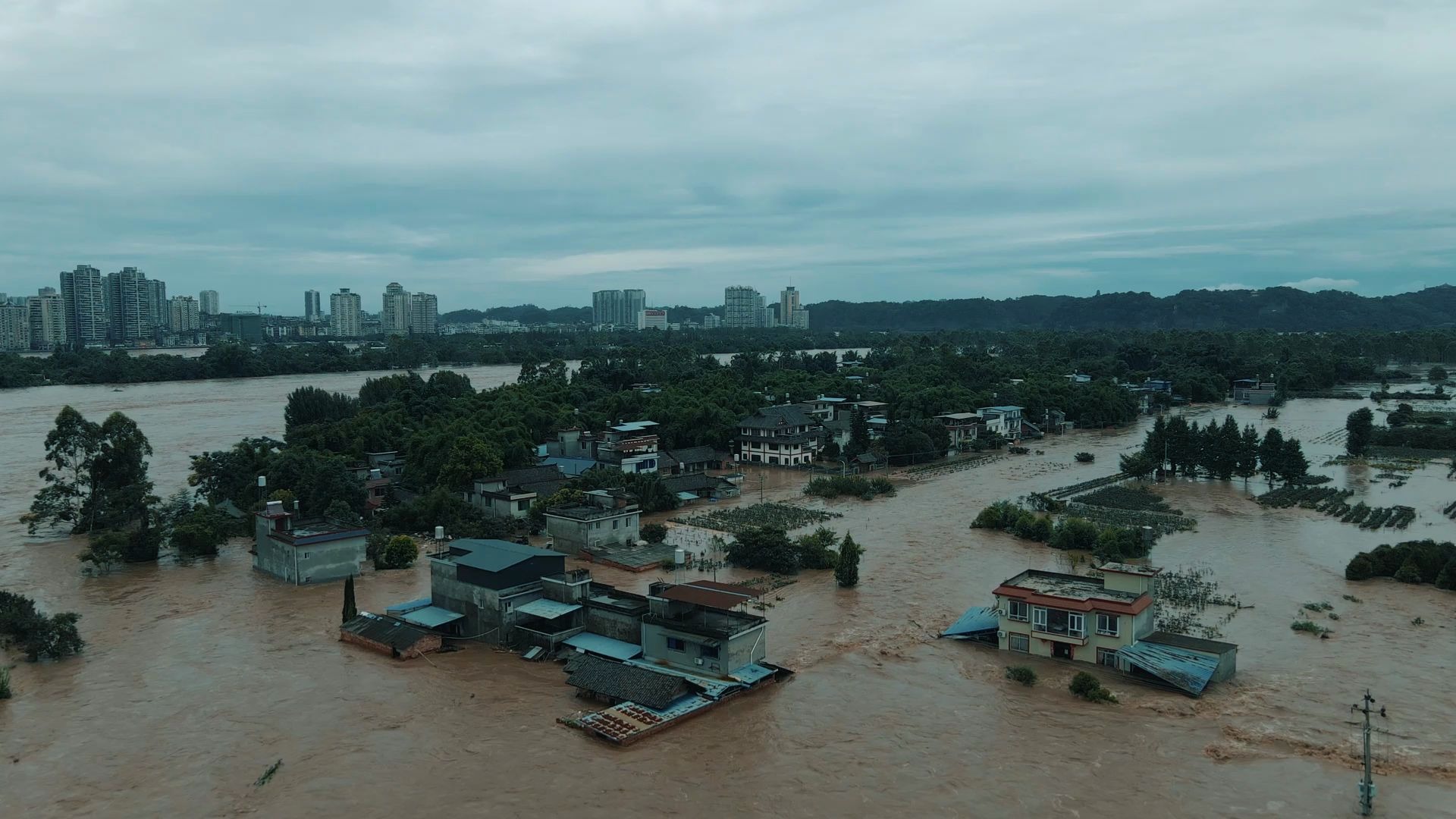 [图]【水淹大佛脚】2020.8.18航拍四川·乐山特大洪水，启动一级防汛