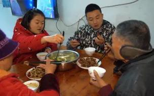 夫妻俩在家杀鸭子做酥肉，焦黄脆嫩的酥肉真是百吃不腻