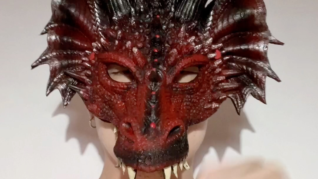 这龙面具多少有点儿丑!