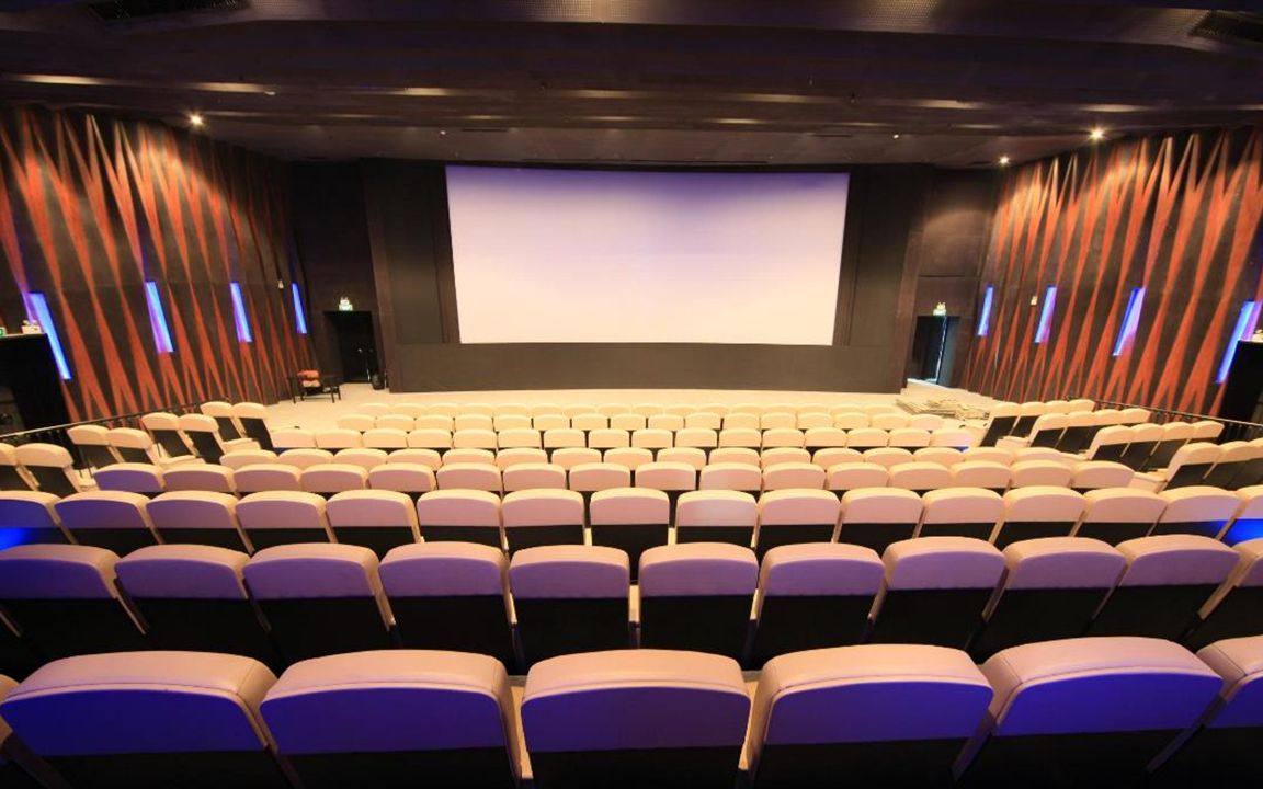 以前放电影要用胶片,现在电影院用什么呢?