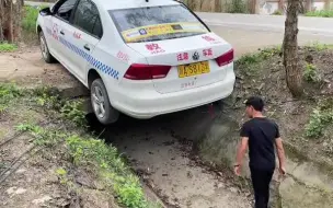 Video herunterladen: 倒车不小心后轮同时掉沟，老司机教你一个人如何快速自救