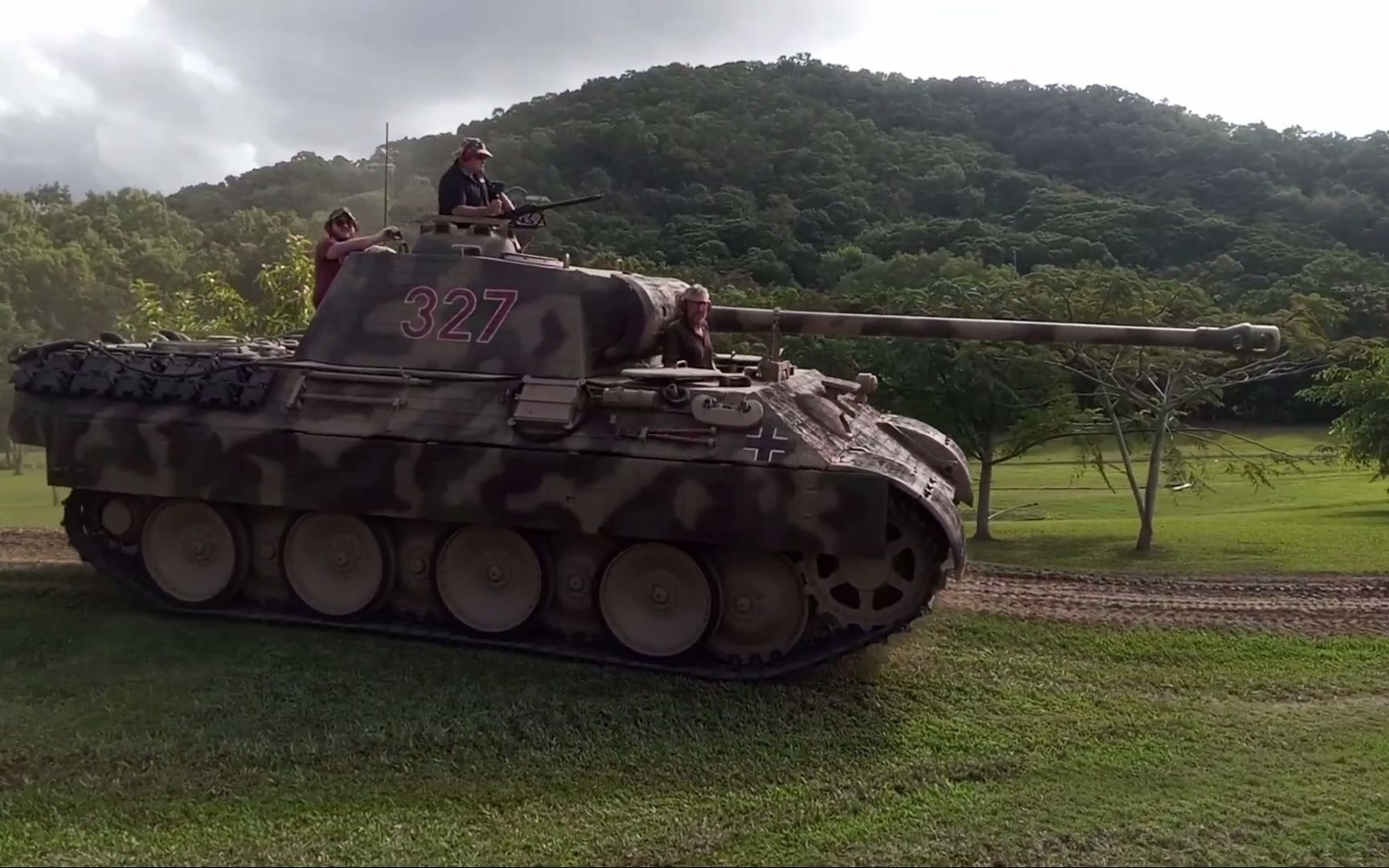 大野地"溜"坦克!豹式中坦一览,二战军迷们势不可当_哔哩哔哩_bilibili