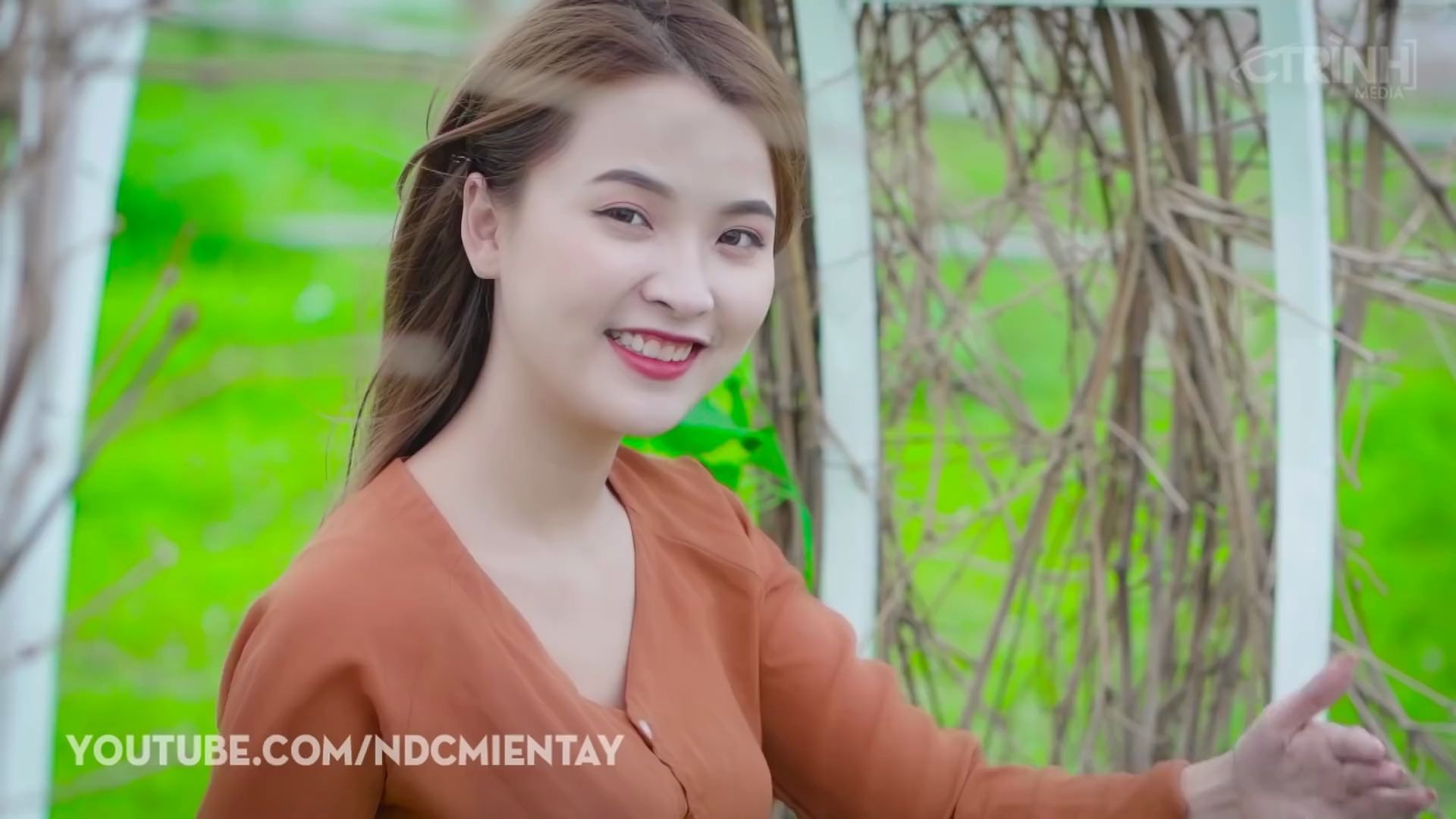 小妹妹笑得多甜