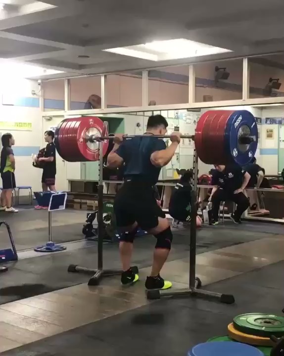 日本85kg级举重运动员山本俊树深蹲2