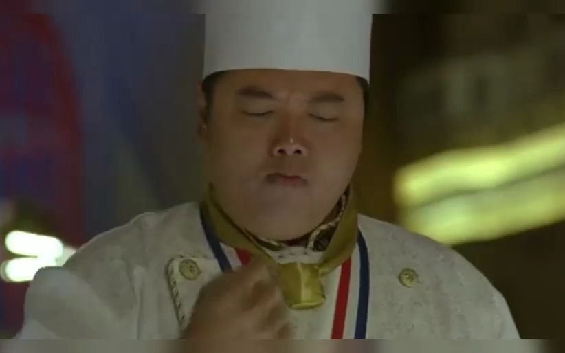 洪金宝递给吴建豪一把龙头刀,做了一盘开水白菜后,果然获得厨神