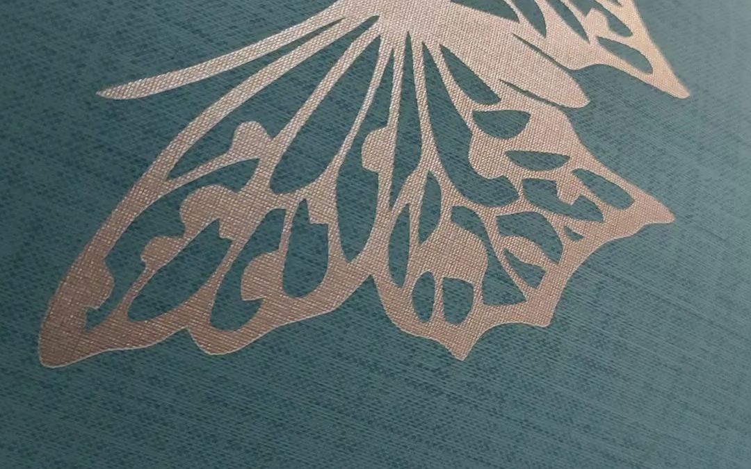 激光打标机在琢金纸上雕刻蝴蝶图案 效果好极了