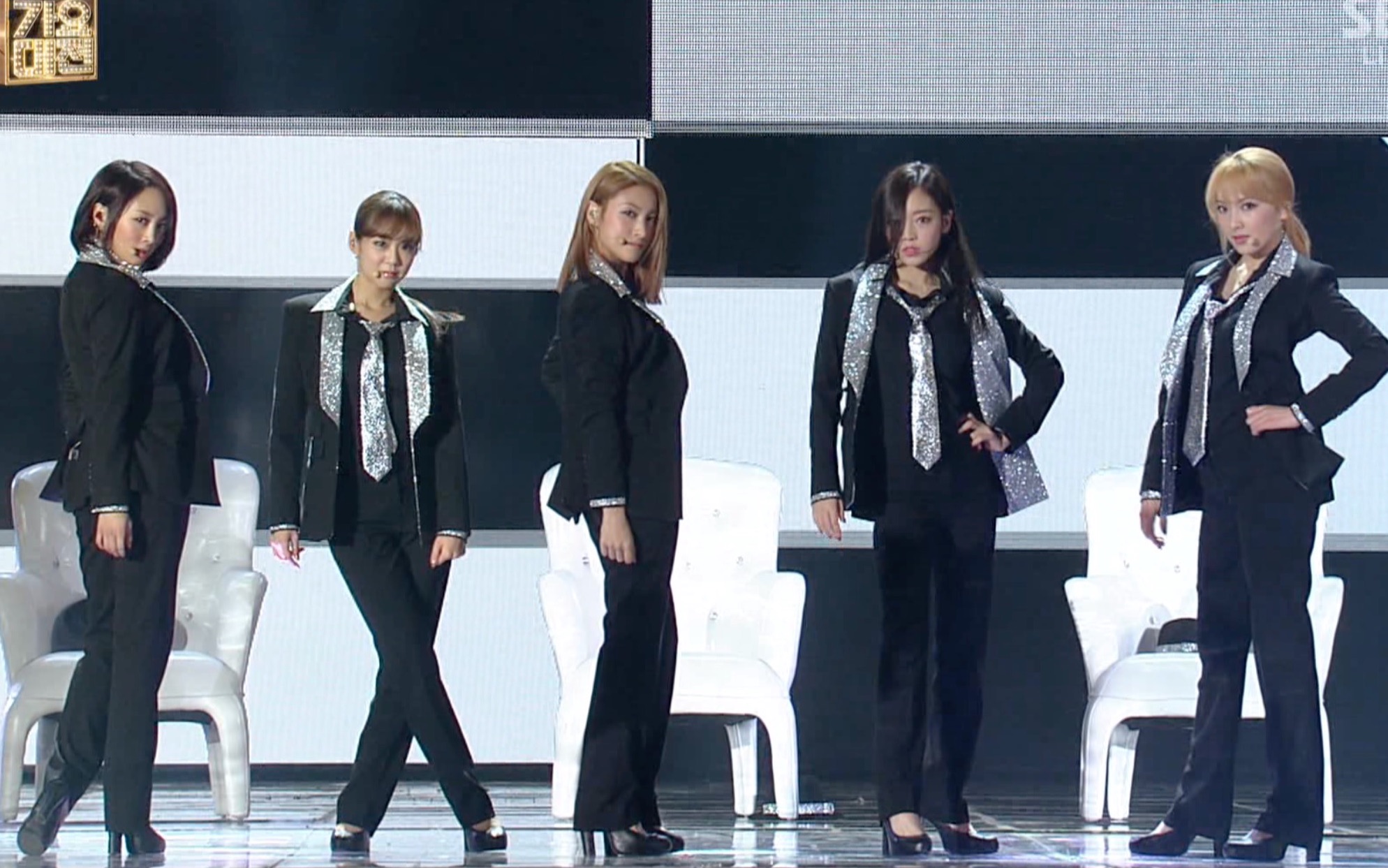 [图]【Live】KARA 2013歌谣大战「无法成为淑女(Damaged Lady)」