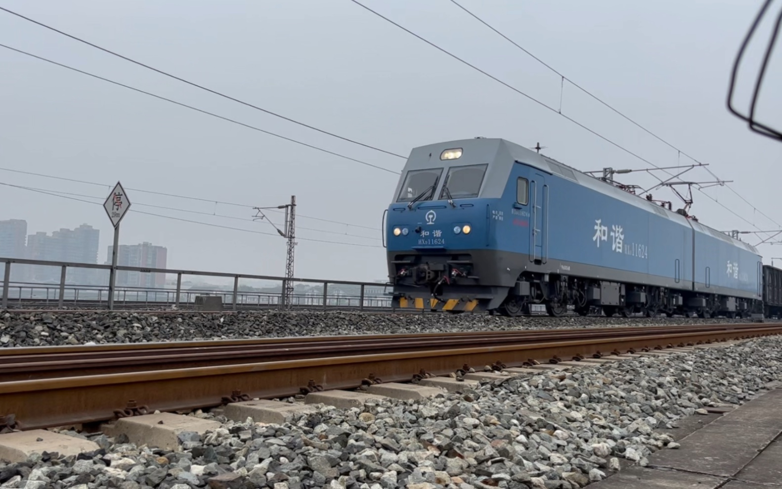 【宝成线】成局成段蓝精灵hxd1 1624牵引58节超长混编货列经宝成单线