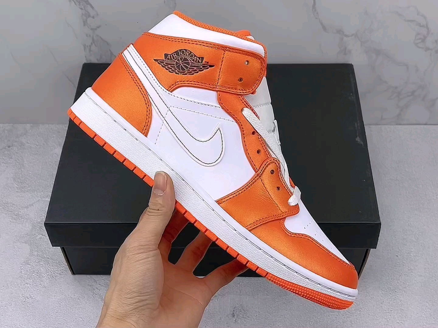 实拍视频原厂 aj1 mid 中帮 白橙小扣碎air jordan 1 mid 市售最侵行