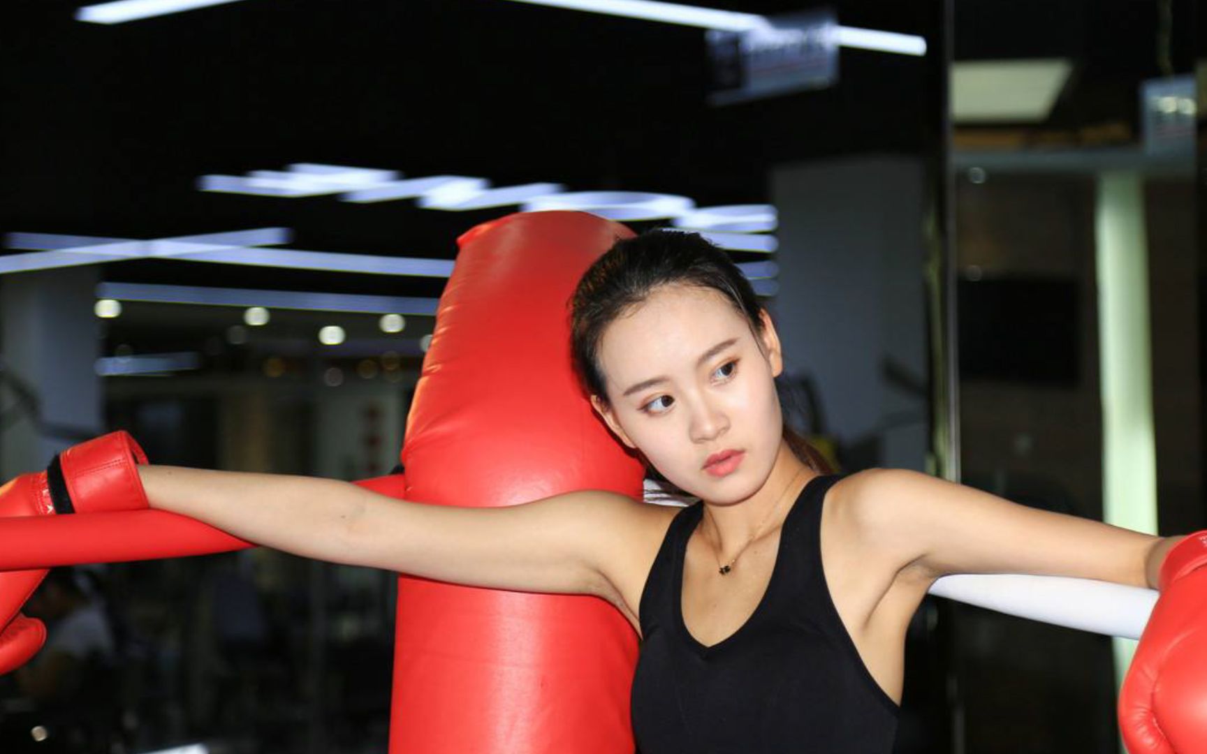 美女解说看不下去了,冲上擂台单挑2个男拳王,这个厉害了!