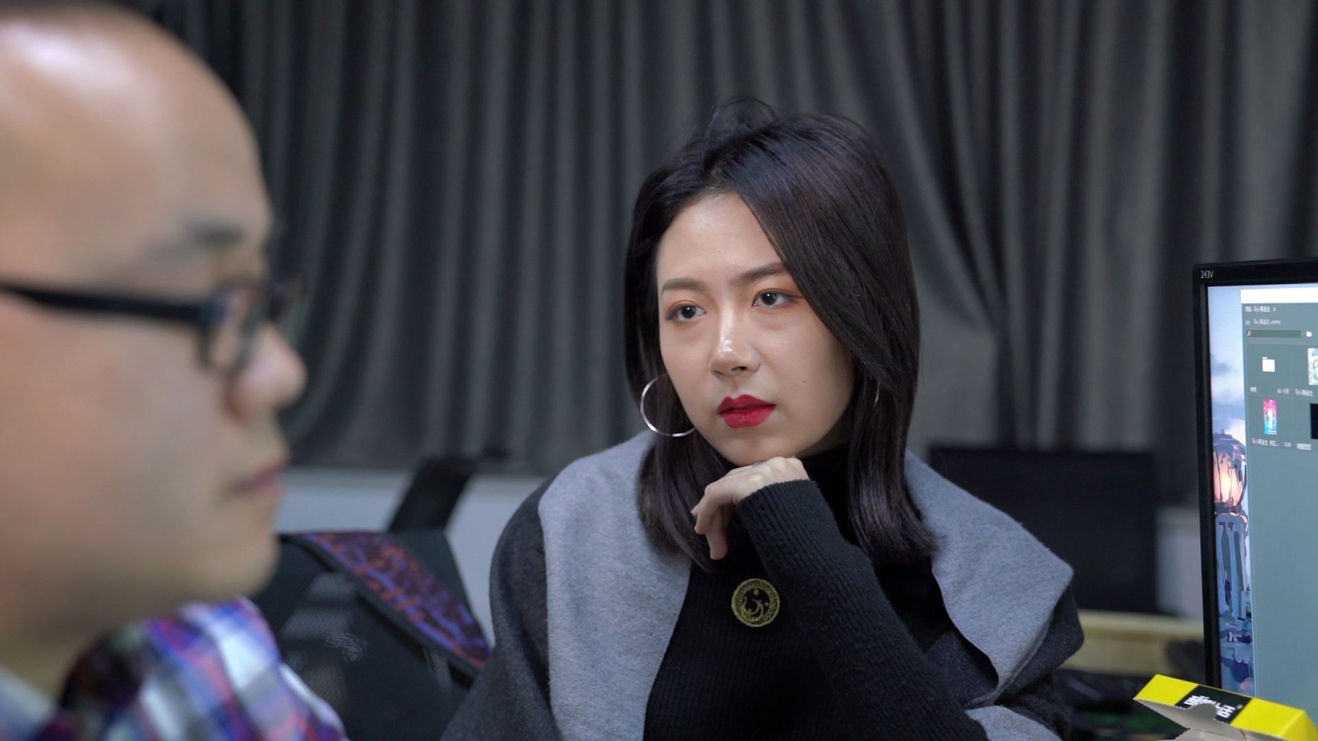 美女深夜送同事回家并留宿