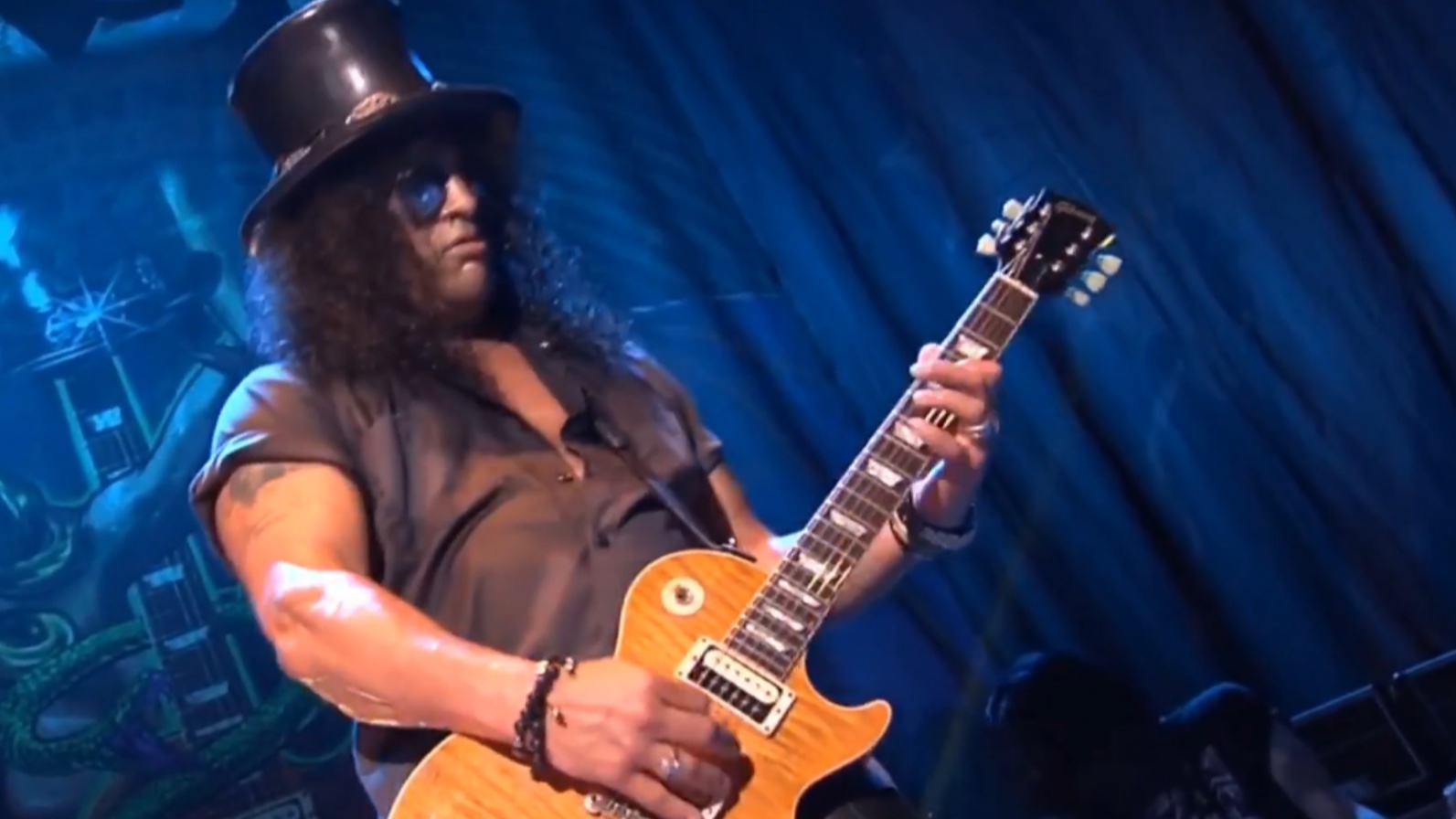 slash2015年悉尼rocketqueen这版solo屎叔狂玩funk真的没见过他弹这么