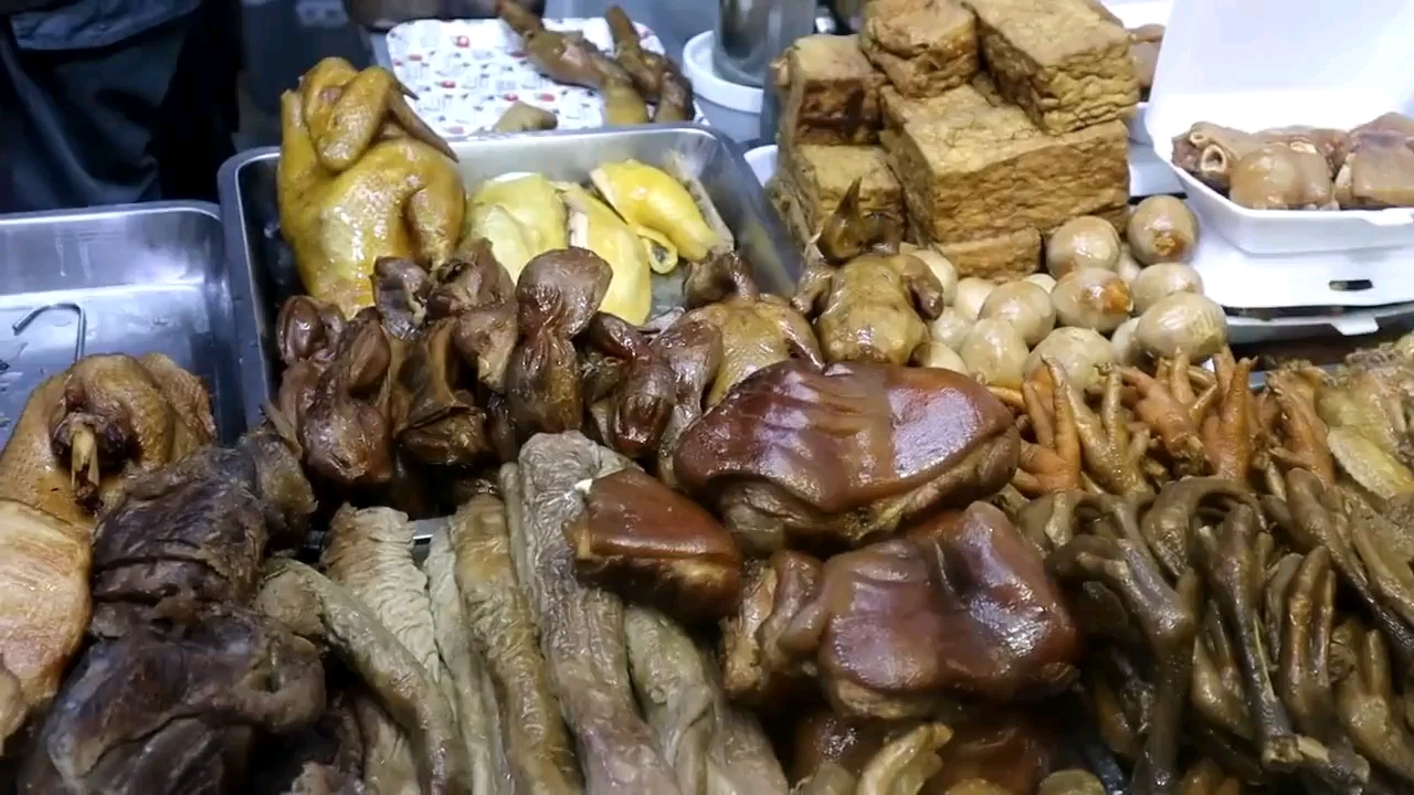 香港美食香港卤味是最好吃的美食之一卤水鹅切片猪头肉猪生肠下酒好菜