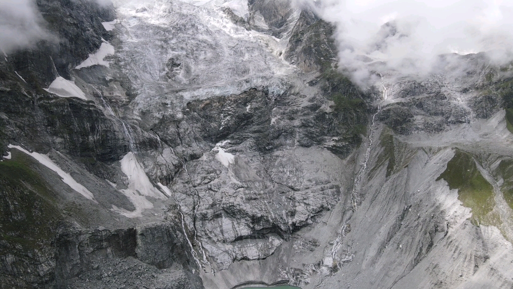 [图]大雪山下的高山冰湖