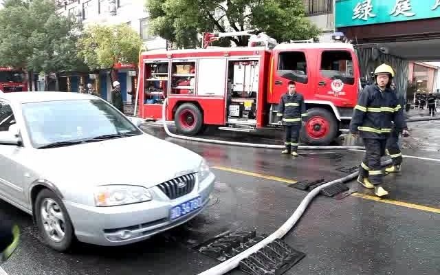 [图]绍兴市区绿庭风情酒店发生火灾 消防老兵奋力救火站好最后一班岗