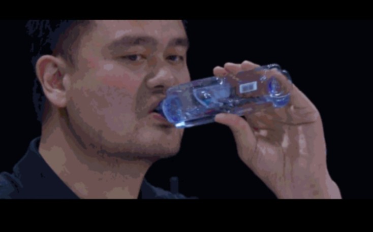 姚明也算是巴掌脸?喝矿泉水像喝口服液