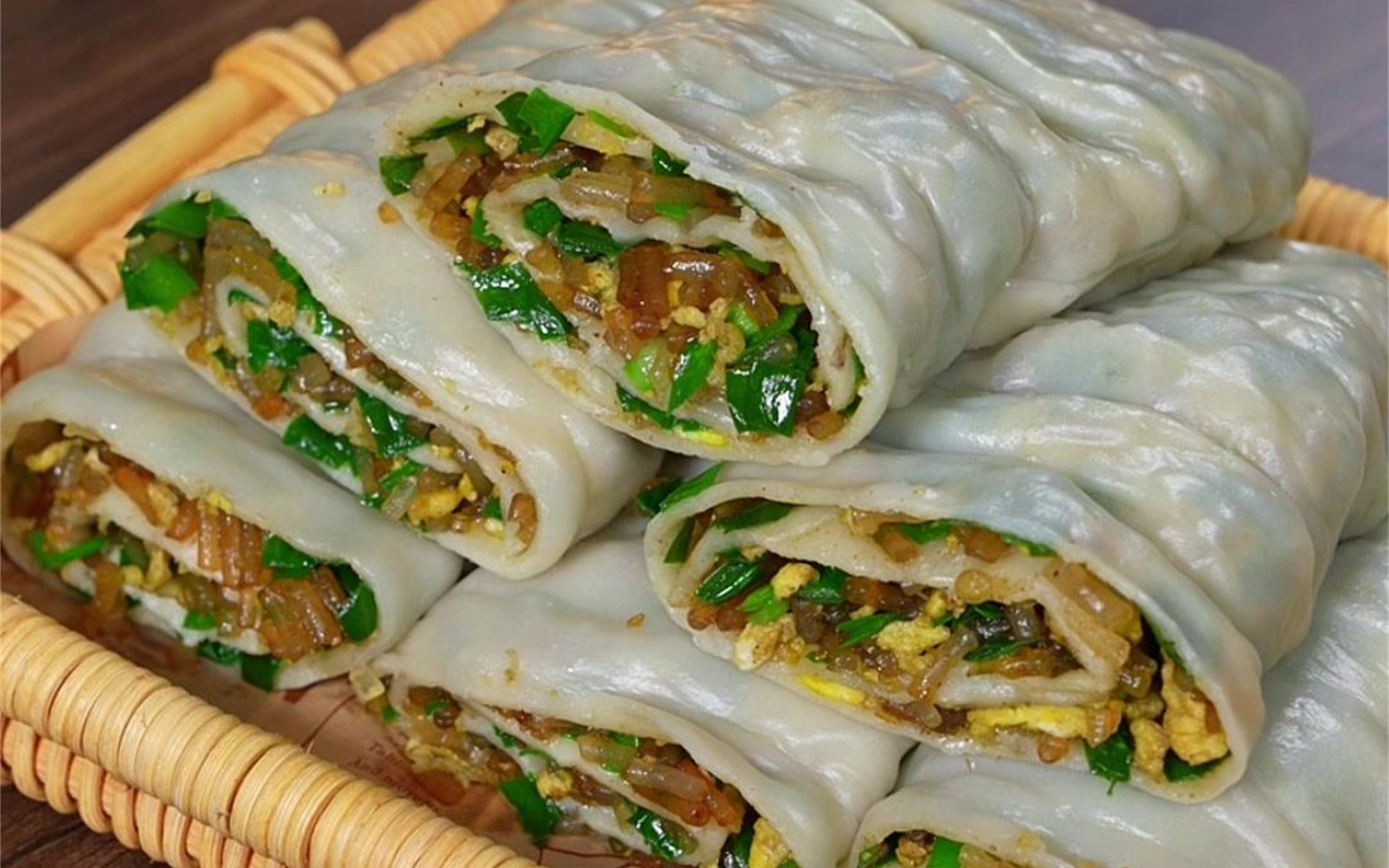 小时候最爱吃妈妈做的韭菜滋卷,满满的馅料,一口咬下去真的绝了