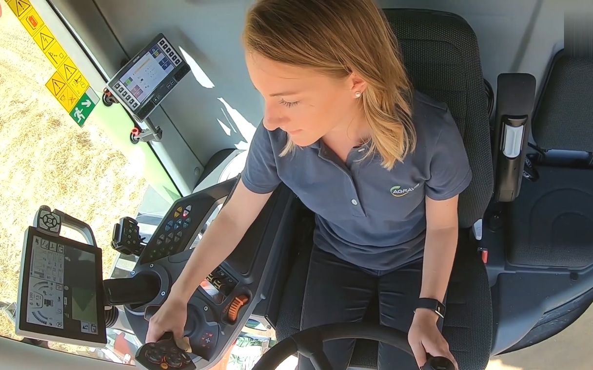 德国美女驾驶芬特8410收割机作业大芬特果然是先进