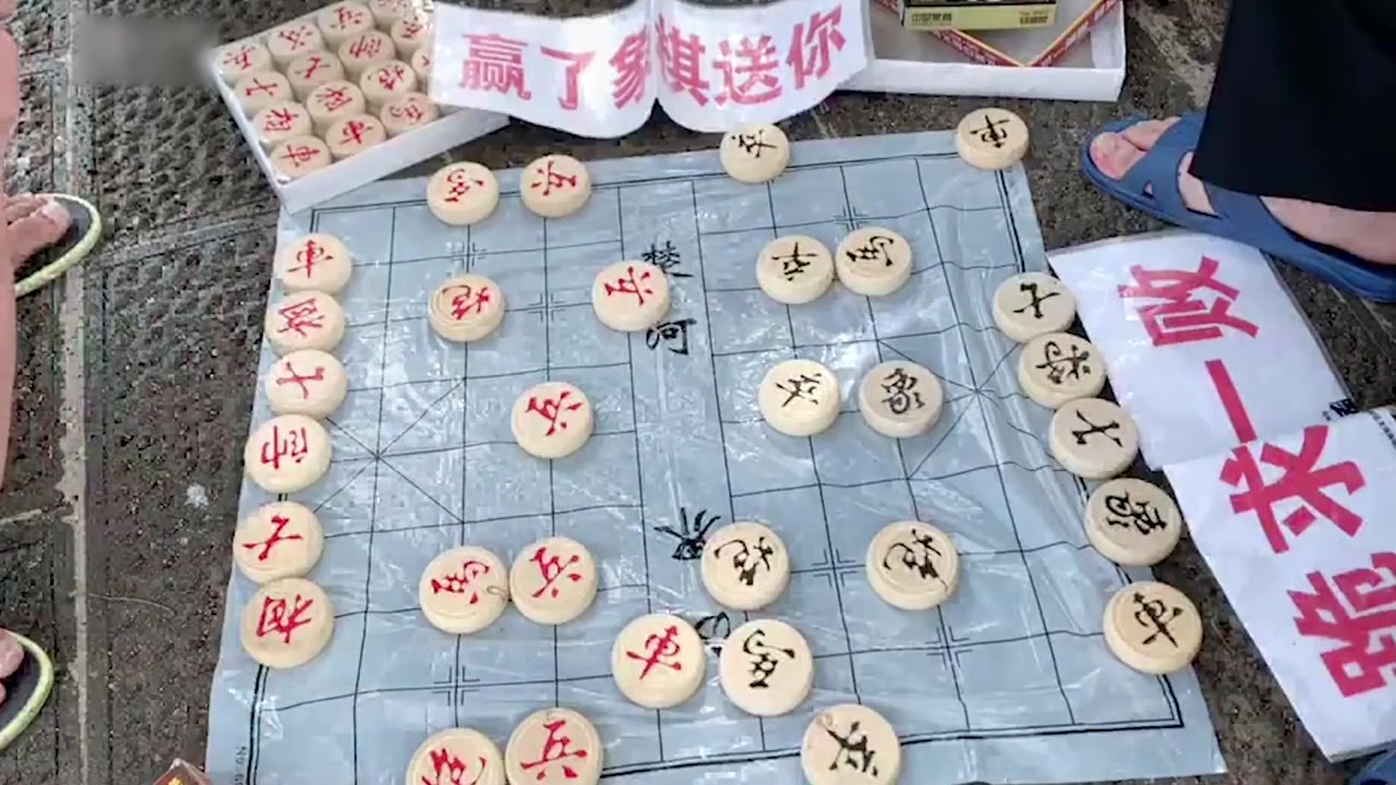 [图]路边老头神气十足，教育象棋大师孙浩宇：我的棋艺高强，赶紧拜师