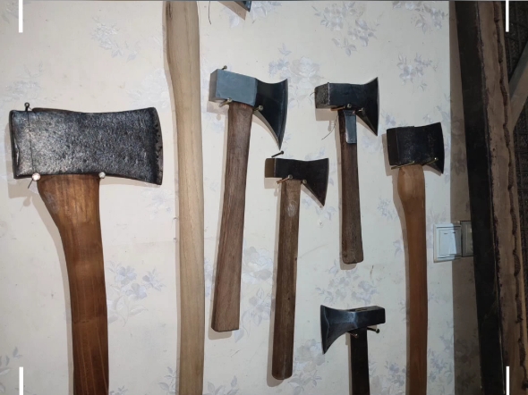 一部分斧子挂上墙