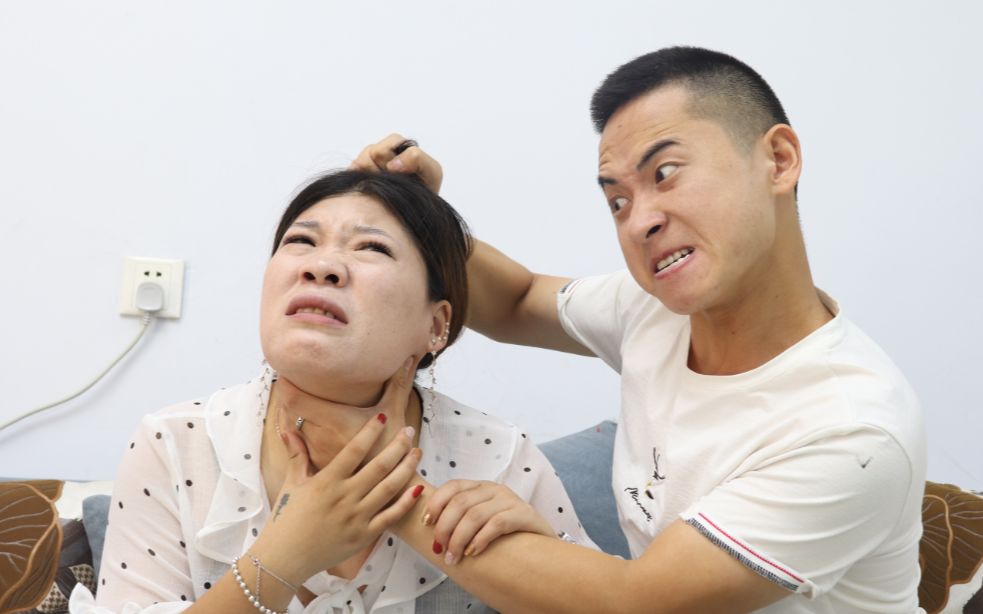 家里的钱总是不翼而飞,丈夫暴打妻子,几年后娘家妹回来真相大白