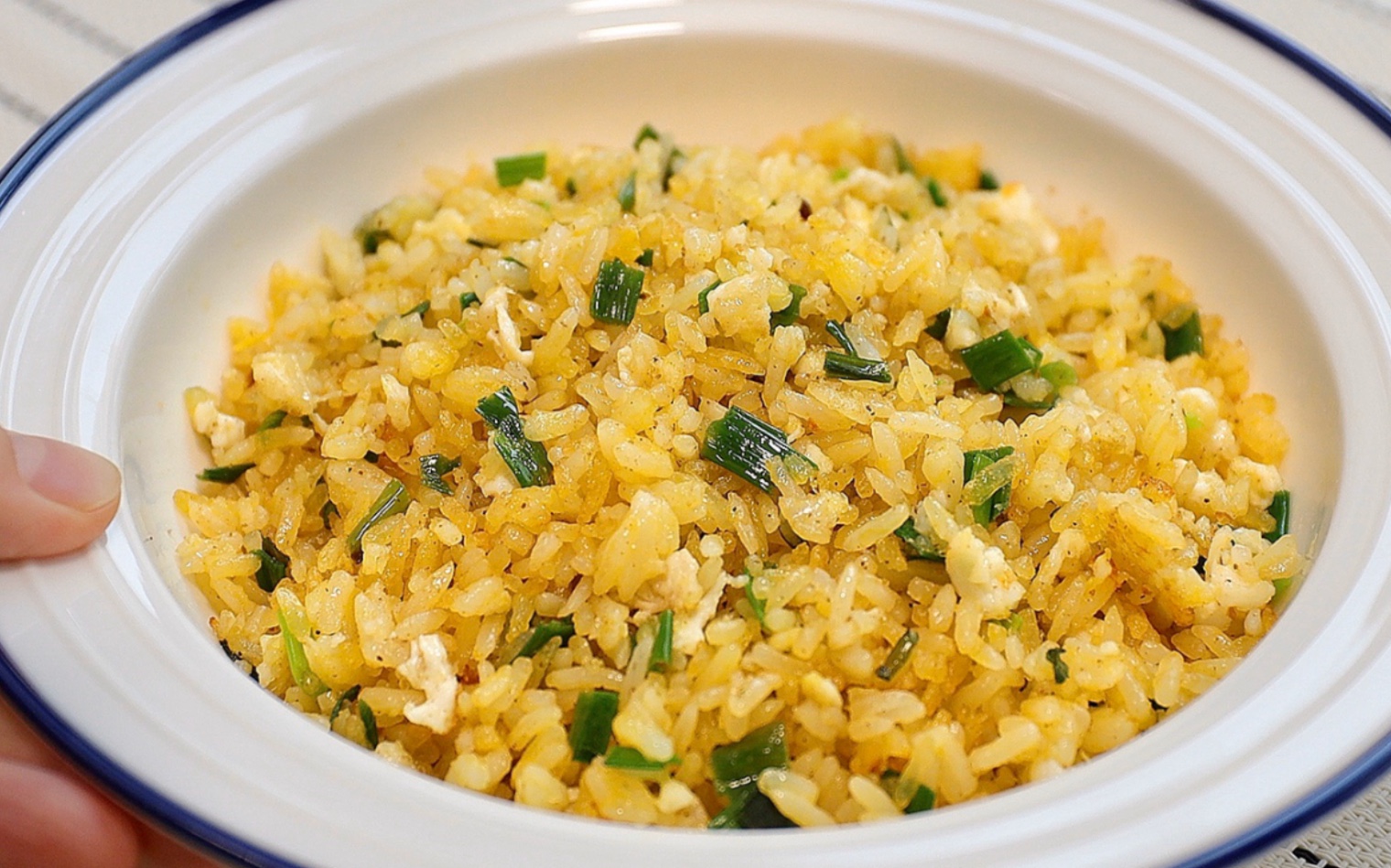 这是一碗朴实无华的【香葱蛋炒饭】