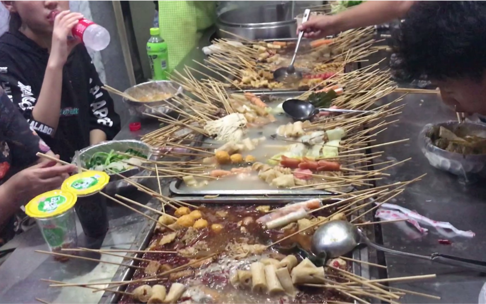 陪媳妇吃路边摊串串两个人花了37块媳妇说下次还要去你吃过吗