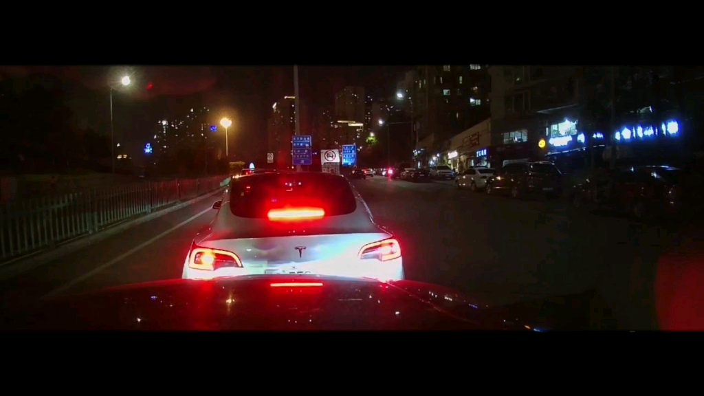 又一實錘特斯拉剎車失靈的視頻剎車燈一邊亮一邊溜車.