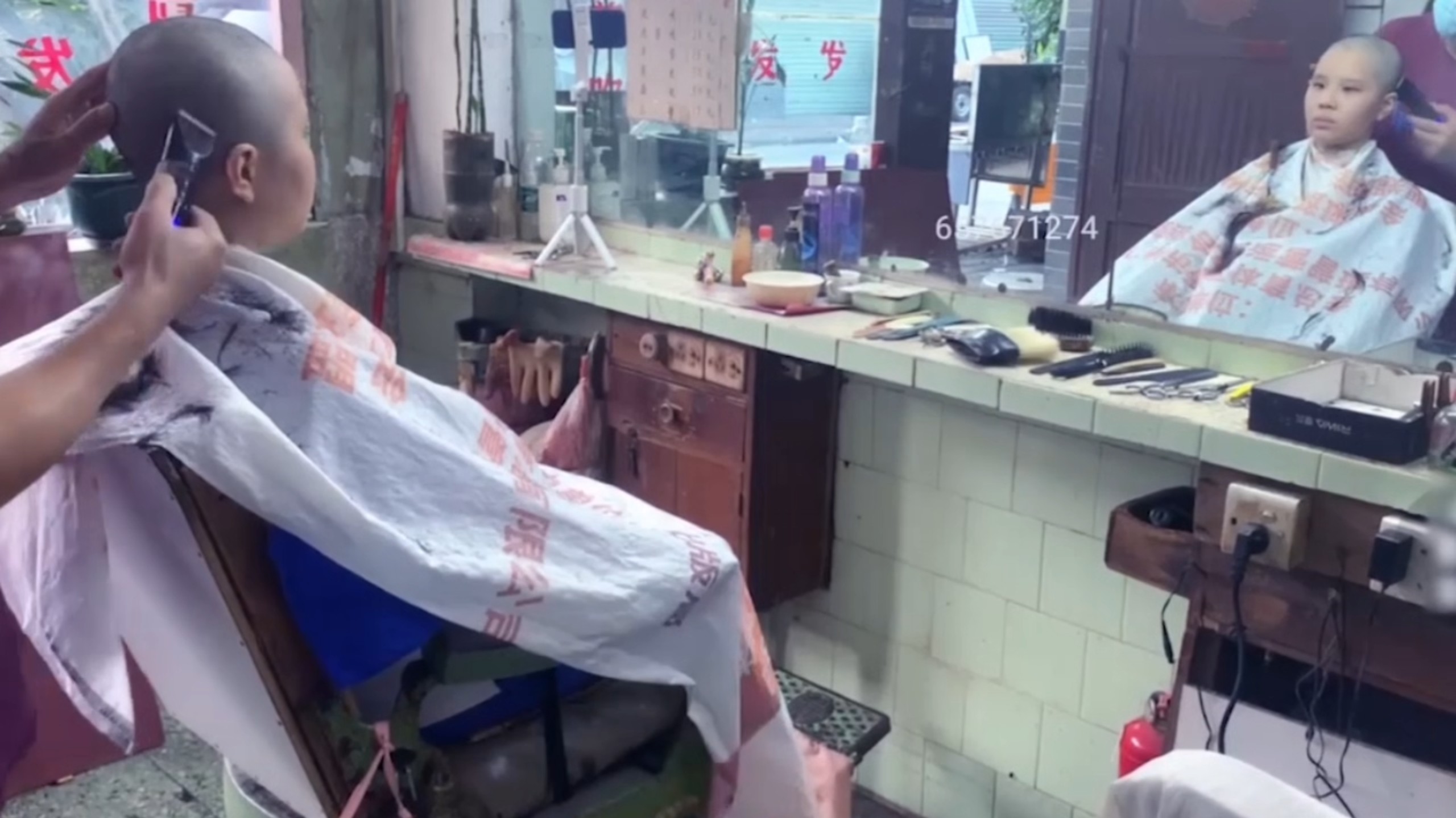 女生老理发店剃光头
