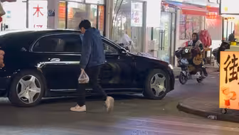 原来坐迈巴赫的少爷也会吃路边5块钱一份的炒饭，看到他冻的瑟瑟发抖，瞬间感觉自己手里的外卖变香了