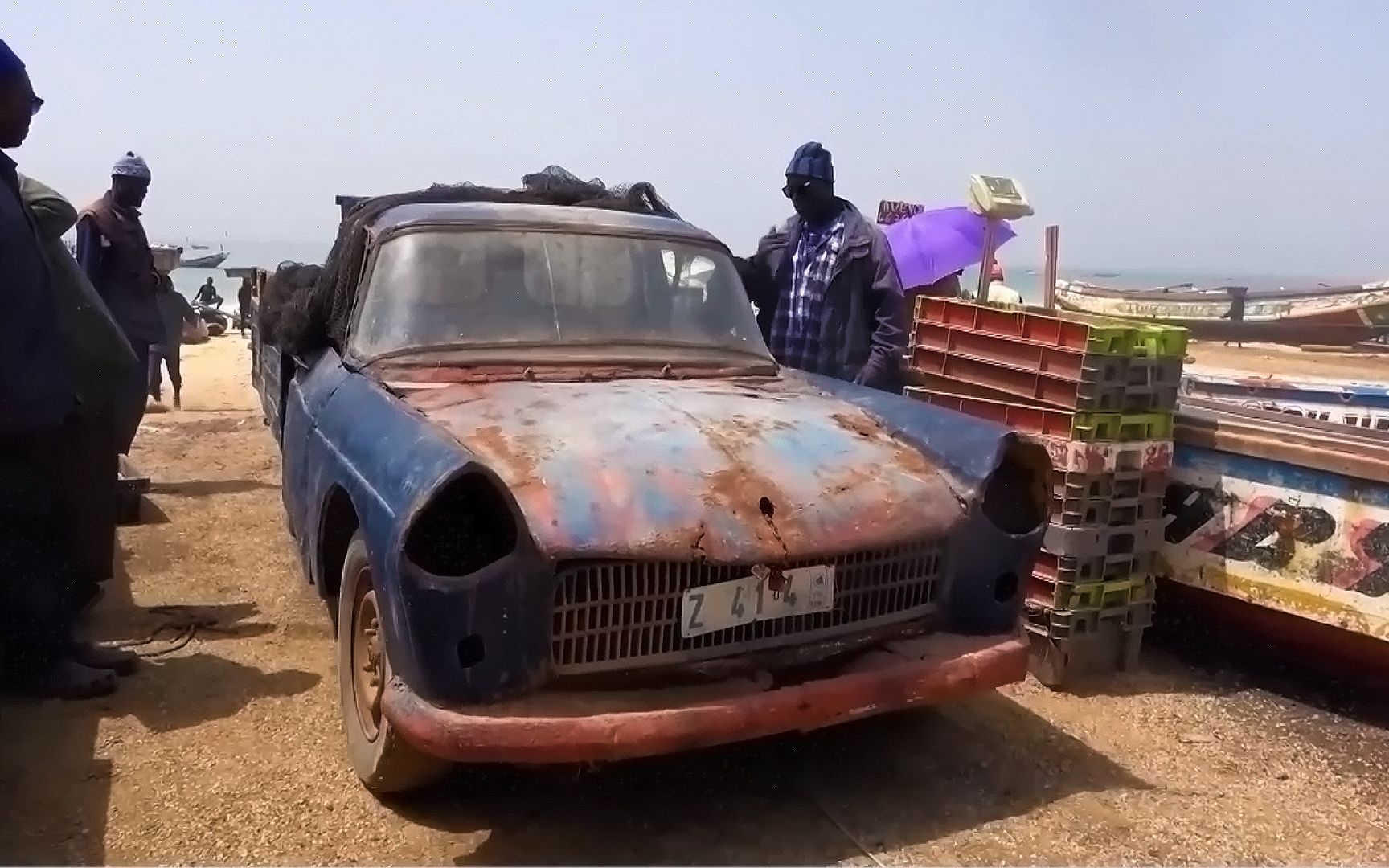 非洲毛里塔尼亚的海滩拉鱼车,修理工用茶叶堵漏洞,尽显神奇操作