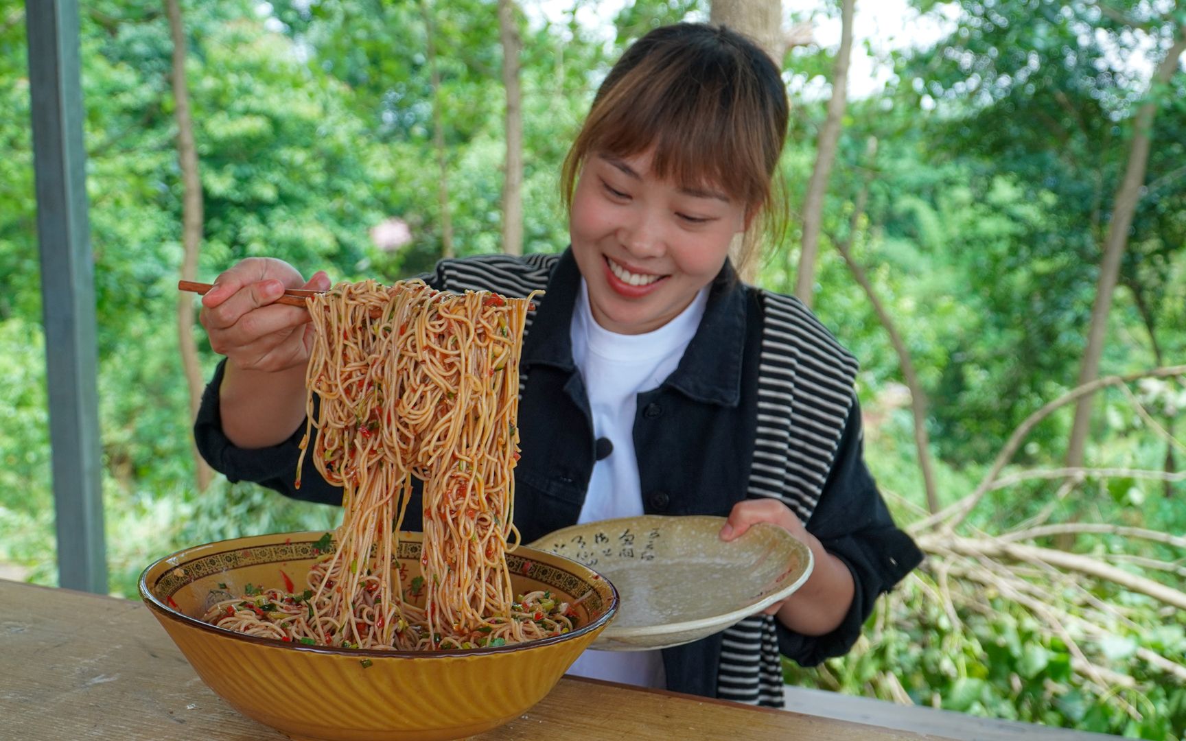秋妹做了四川凉面,配上自己腌的酸萝卜,夏天来上一盘,好爽口_哔哩哔哩