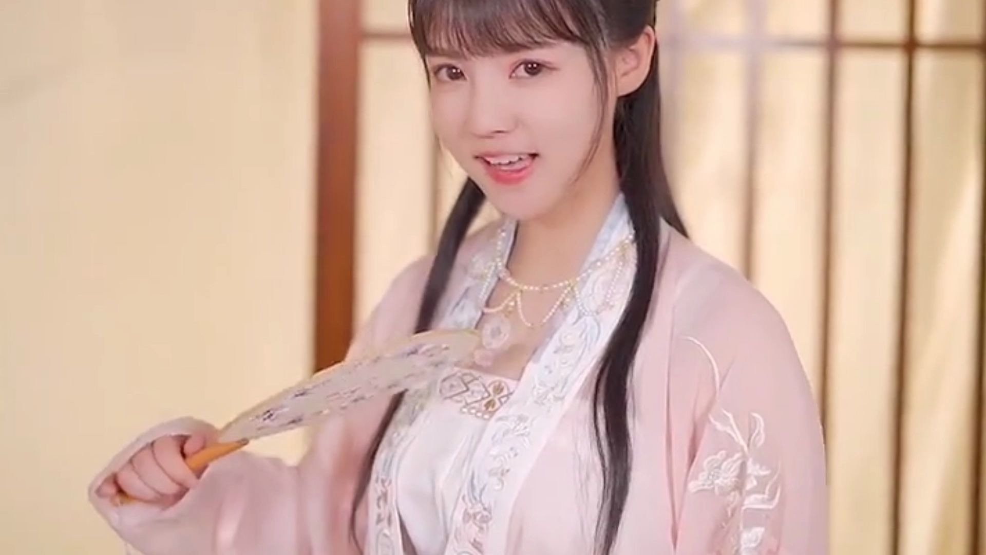 这首《姑娘本是天仙》在抖音火了,饭思思翻唱真好听,古装扮相也好看