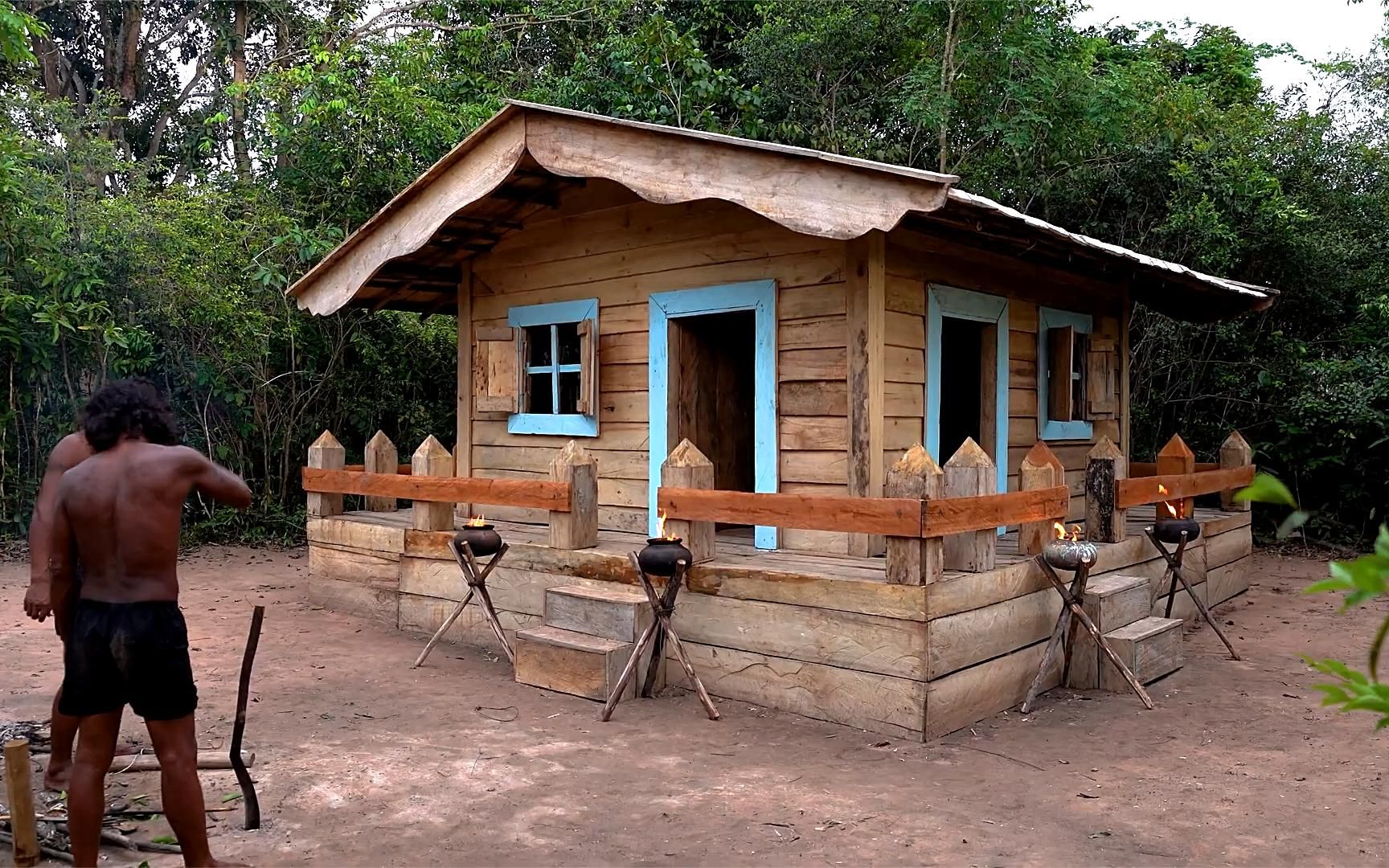 兄弟二人展现手艺绝活,在山林中盖起一座奢华木屋,奢华价值百万