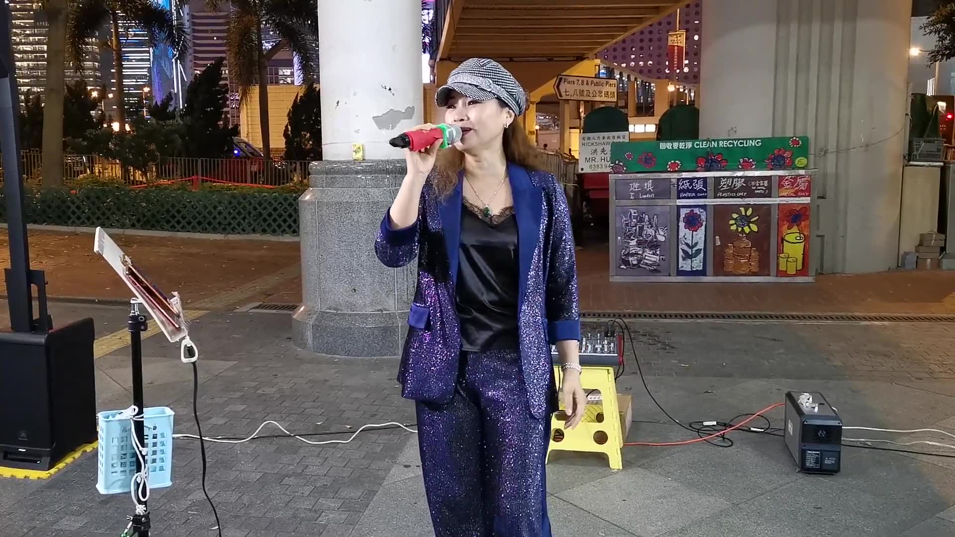 街头歌手刘冰冰演唱经典歌曲《岷江夜曲》歌声好听极了