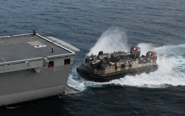 舱内视角看lcac气垫登陆艇返回并停泊入两栖登陆舰(像打fps游戏一样