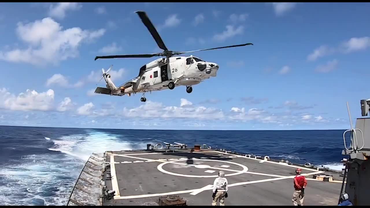 [图]SH-60海鹰直升机降落在约翰·麦凯恩号航空母舰上。_cut_1_AutoItX_20210511211849523_1cut3