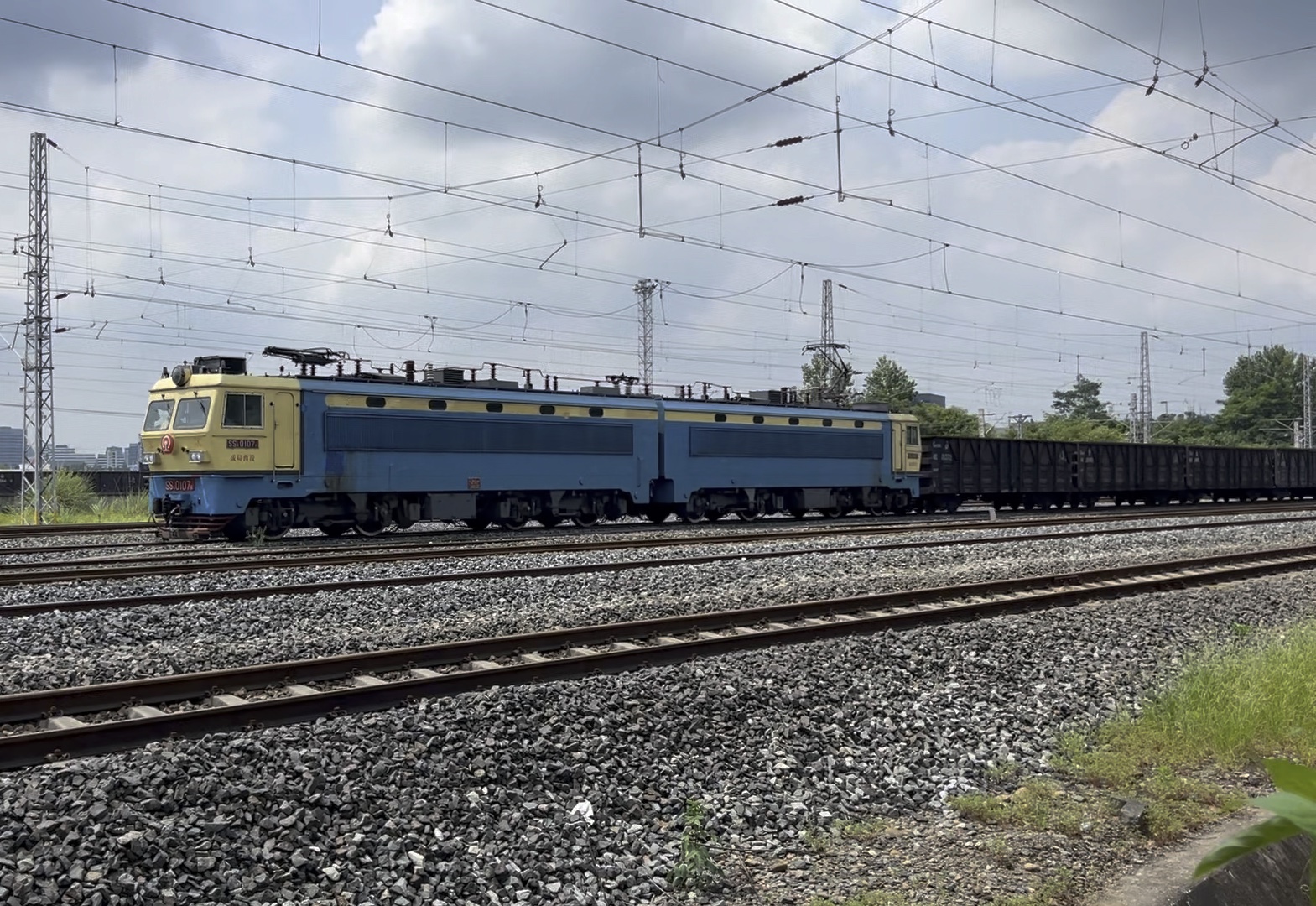 【新兴镇站】成局西段ss4 0107牵引货列进新兴镇站侧线停车(内含jsq5